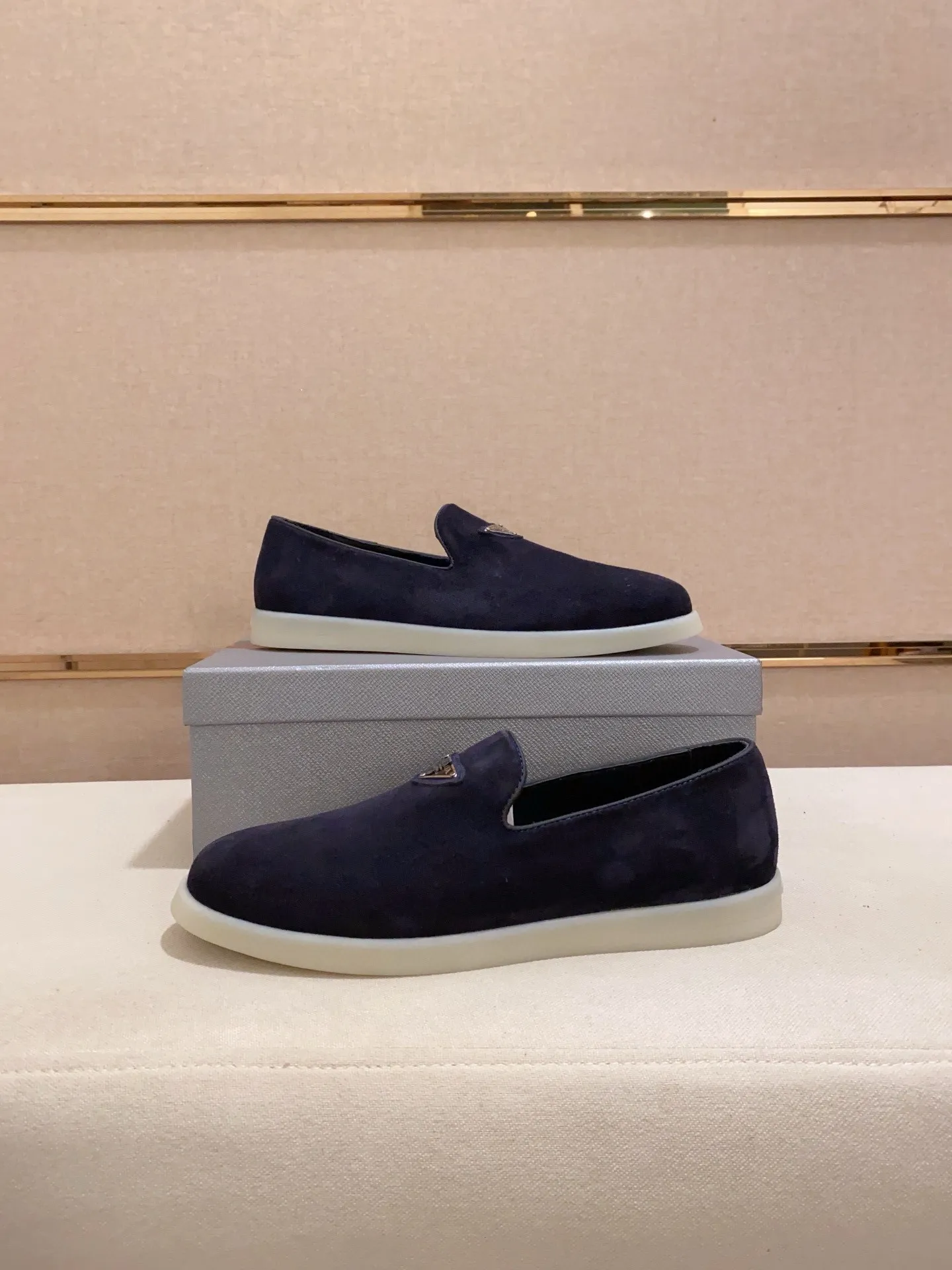 Men's shoes 💰 580💰 ✔️✔️✔️High-quality new PRADA counters are launched at the same time. The new men's shoes and 😘fabrics are selected from high-silk bald cowhide and are made by pure handicrafts. Lining: Full cowhide lining. 👍🏿 High-end ☄️ air-cushion molded anti-slip rubber outsole, exquisite lines, simple and elegant, comfortable and high-end for leisure travel. Code number: 38 to 44 (45 can be customized)